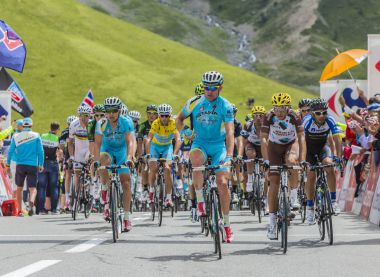 Peloton, Hautes Alplerindeki Col du Lautaret 'e varır.