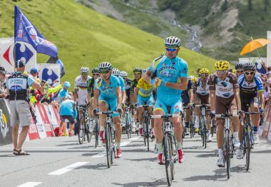 Peloton, Hautes Alplerindeki Col du Lautaret 'e varır.