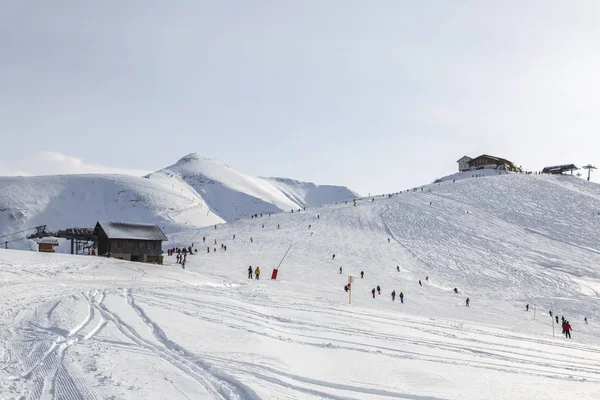 Stok narciarski Snowy drewniany dom — Zdjęcie stockowe