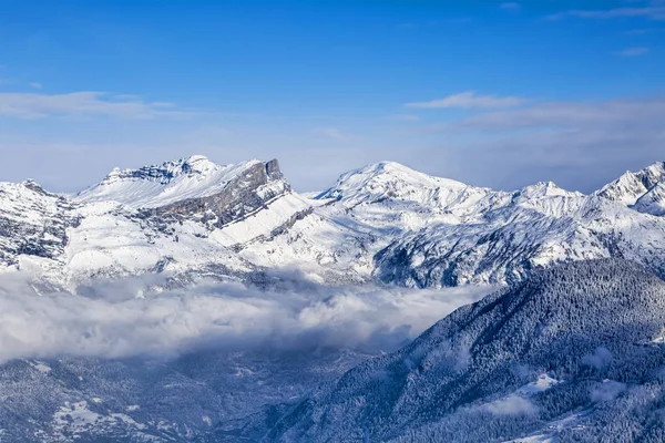 Landschap van bergtoppen boven wolken — Stockfoto