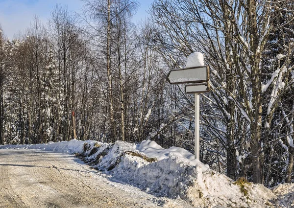 Carretera con señalización en la carretera de los Alpes —  Fotos de Stock