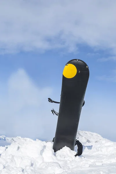 Snowboard, oblepiony śniegiem w górach — Zdjęcie stockowe