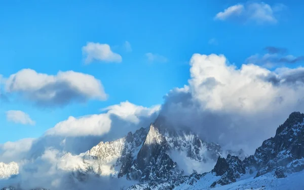 Moln och stenar i Alperna — Stockfoto