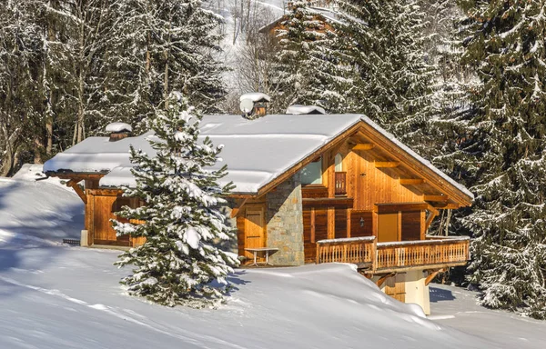 Chalet dans les montagnes d'hiver — Photo