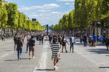 Champs Elysees 'de yürüyen insanlar