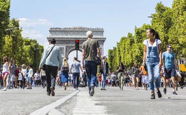 Champs Elysees 'de yürüyen insanlar