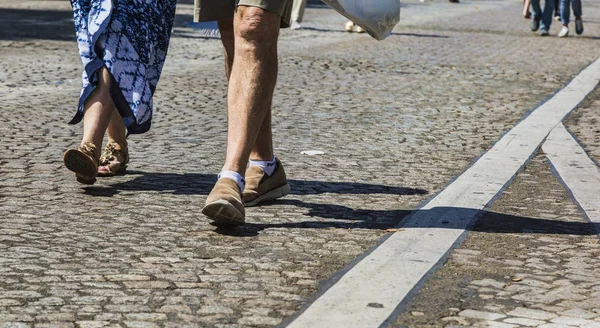 Champs Elysees 'de yürüyen insanlar — Stok fotoğraf