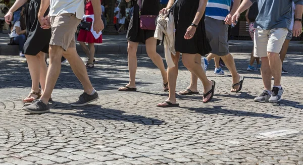 Ludzie chodzą na Polach Elizejskich — Zdjęcie stockowe