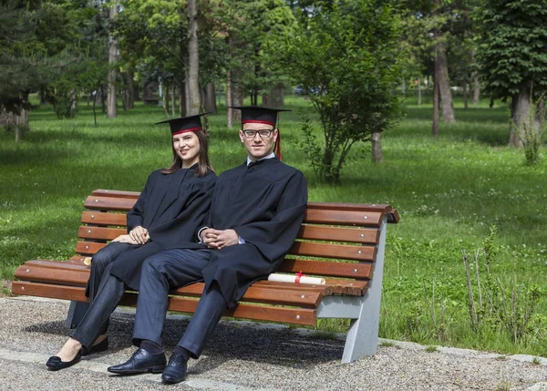 Couple in the Graduation Day — Stock Photo, Image