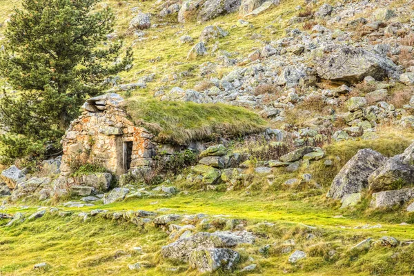 Abrigo de pedra - Montanhas dos Pirenéus — Fotografia de Stock