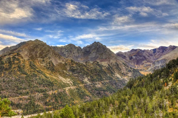 Route dans les montagnes en France — Photo