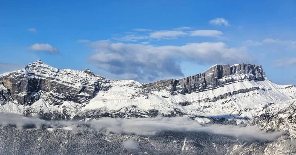 Kışın dağ tepe — Stok fotoğraf