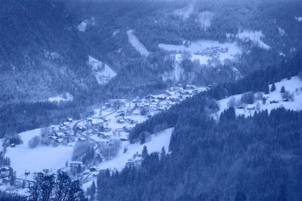 Село в гірській долині взимку — стокове фото