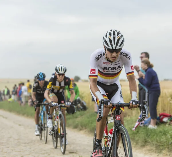 Emanuel Buchmann ridande på en kullersten väg - Tour de France 2 — Stockfoto