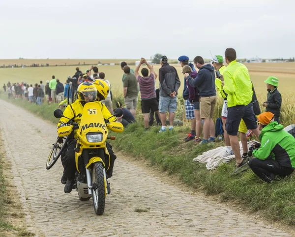 Bicicleta técnica amarilla de Mavic en un camino empedrado - Tour de F — Foto de Stock
