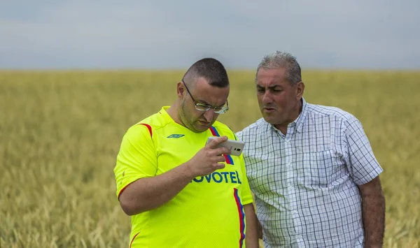 Spectateurs regardant la course sur un téléphone portable - Tour de France — Photo