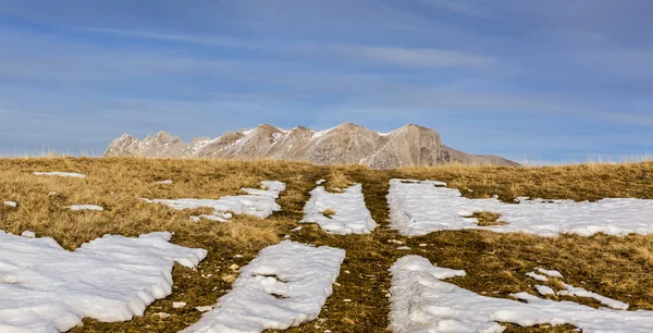 冬天没有雪的山 — 图库照片