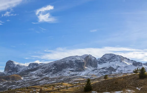 Montagna con poca neve in inverno — Foto Stock