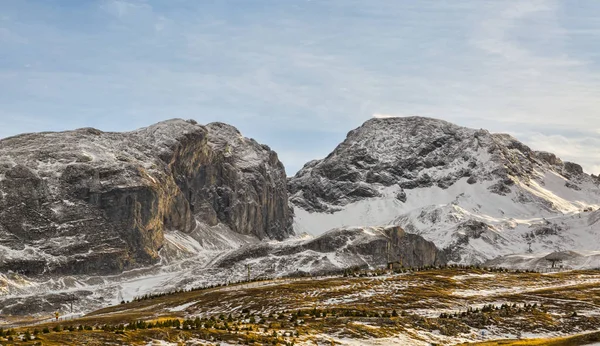 Montagna con poca neve in inverno — Foto Stock