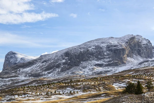 Dağ ile küçük kar kış — Stok fotoğraf