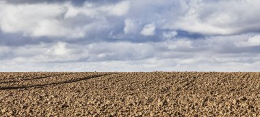 Under boş bir traktöre izleri