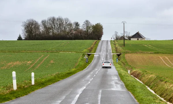 Автомобиль на маленькой деревенской дороге — стоковое фото