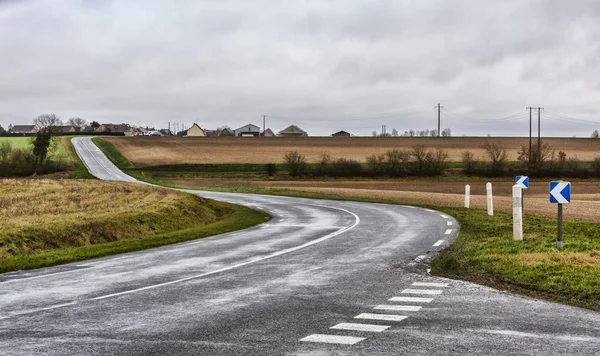 Leere kurvenreiche Straße — Stockfoto