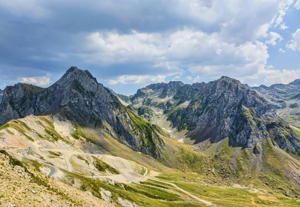 Paysage dans les Pyrénées montagnes — Photo