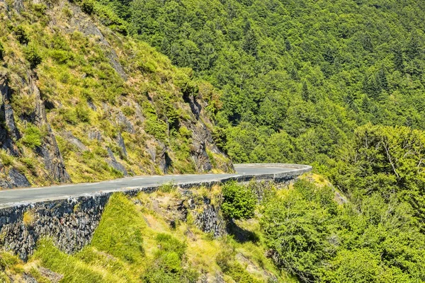 Gröna vägen i Moutnains — Stockfoto