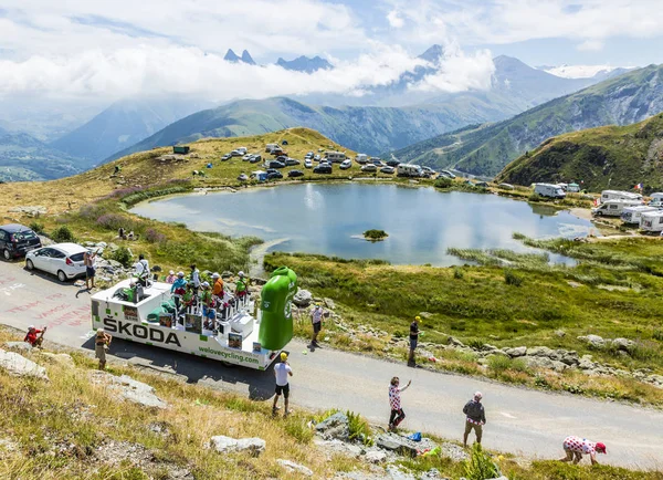 Skoda Caravan i Alpene - Tour de France 2015 – stockfoto