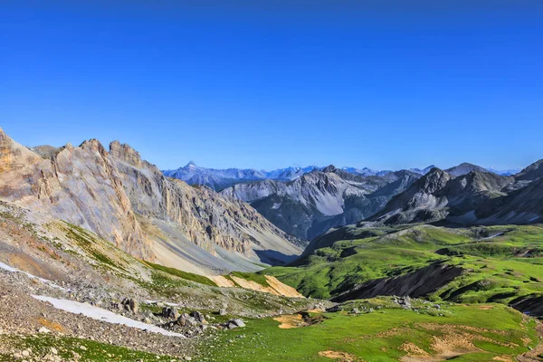 Альпійські долини у Франції — стокове фото