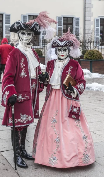 Förtäckt par - Annecy venetianska karnevalen 2013 — Stockfoto