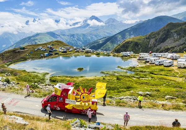 Caravana Cofidis en los Alpes - Tour de Francia 2015 — Foto de Stock