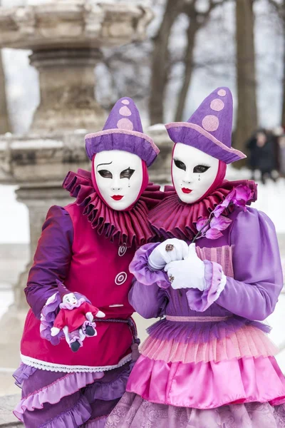Pareja disfrazada - Carnaval veneciano de Annecy 2013 — Foto de Stock