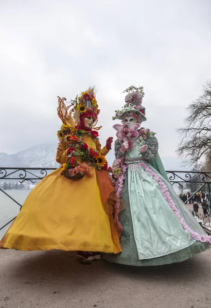 Pareja disfrazada - Carnaval veneciano de Annecy 2013 —  Fotos de Stock