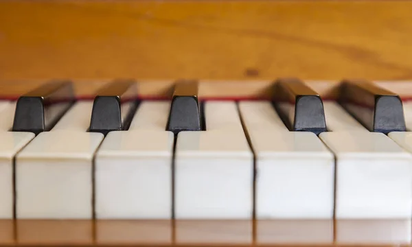 Primo Piano Con Bassissima Profondità Campo Dei Tasti Del Pianoforte — Foto Stock