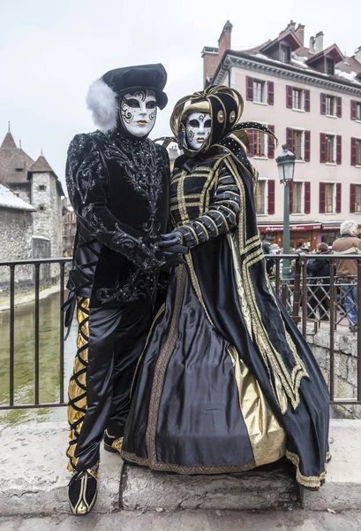 Verkapte paar - Annecy Venetiaanse carnaval 2013 — Stockfoto