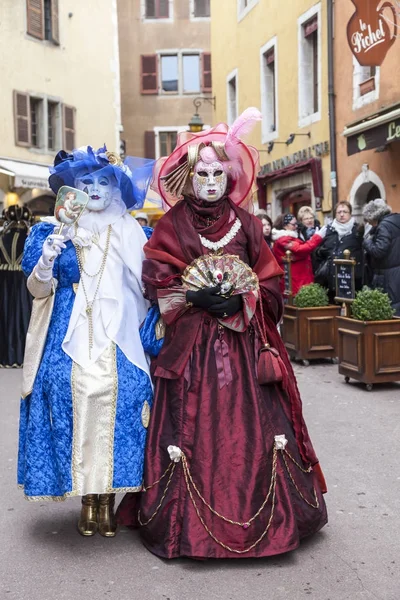 Pareja disfrazada - Carnaval veneciano de Annecy 2013 —  Fotos de Stock