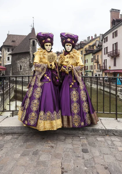 Förtäckt par - Annecy venetianska karnevalen 2013 — Stockfoto