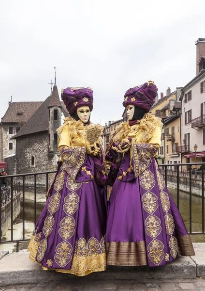 Pareja disfrazada - Carnaval veneciano de Annecy 2013 Imágenes de stock libres de derechos