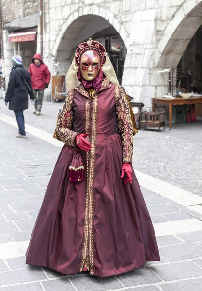 Persona travestita - Carnevale veneziano di Annecy 2013 — Foto Stock