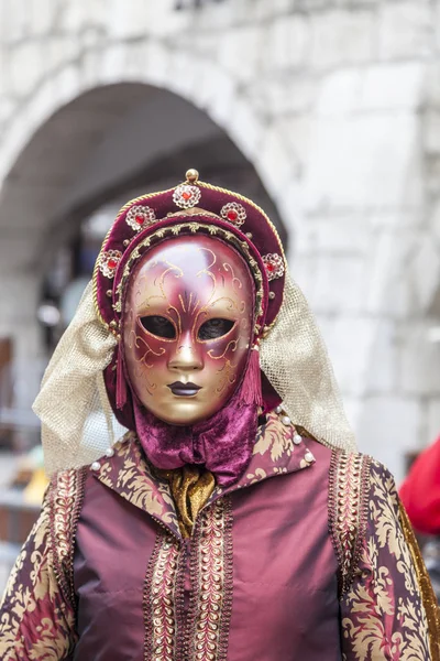 Persona travestita - Carnevale veneziano di Annecy 2013 — Foto Stock