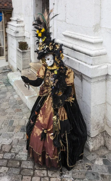 Persona travestita - Carnevale veneziano di Annecy 2013 — Foto Stock