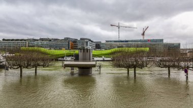 Paris, Fransa - 29 Ocak 2018: Seine Nehri önemli ölçüde, Paris'te Ocak 2018 son gün boyunca sel riski artan yükselir. Burada Fahion şehir ve tasarım bina featuring nehrin Austerlitz alandır.