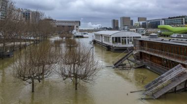 Paris, Fransa - 29 Ocak 2018: Kayan restoranlar Seine önemli ölçüde, gül Paris'te Ocak 2018 son gün boyunca sel riski artan Nehri üzerinde ciddi bozulmuş. 