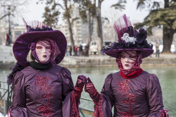 Cuplu deghizat Carnavalul venețian Annecy 2013 — Fotografie, imagine de stoc