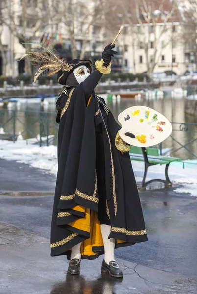 Человек, замаскированный под художника - Анси Венецианский карнавал 2013 — стоковое фото