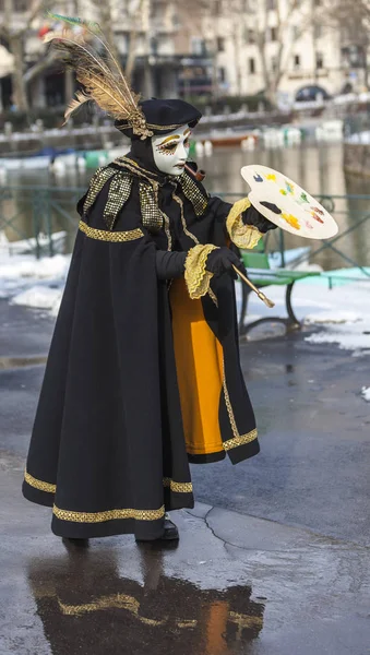 Persoon vermomd als een schilder - Annecy Venetiaanse carnaval 2013 — Stockfoto