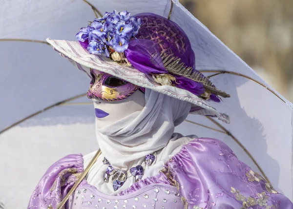 Persona disfrazada - Carnaval veneciano de Annecy 2013 — Foto de Stock