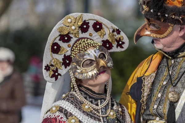 Coppia travestita - Carnevale veneziano di Annecy 2013 — Foto Stock